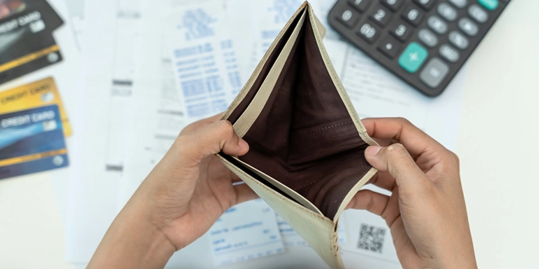 10 สิ่งที่ไม่ควรพกไว้ในกระเป๋า พกแล้วเงินรั่วไม่รู้ตัว